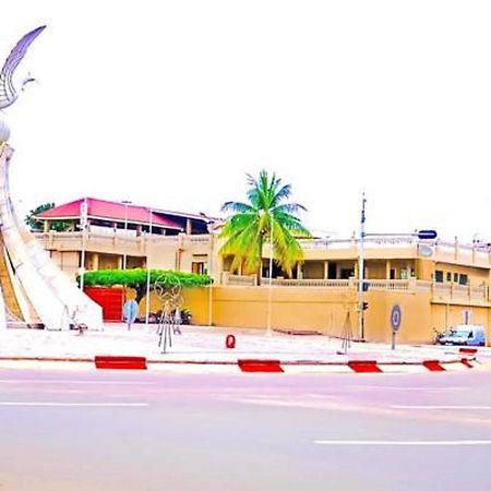 Hotel Saint Thomas Lome Exterior photo